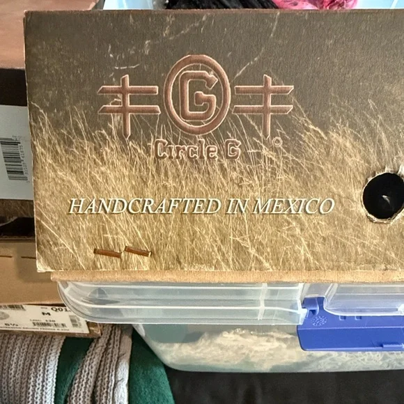 🤑 Circle G Women's Brown Laser-Cut Ankle Boot with Side Zip - Picture 3 of 5